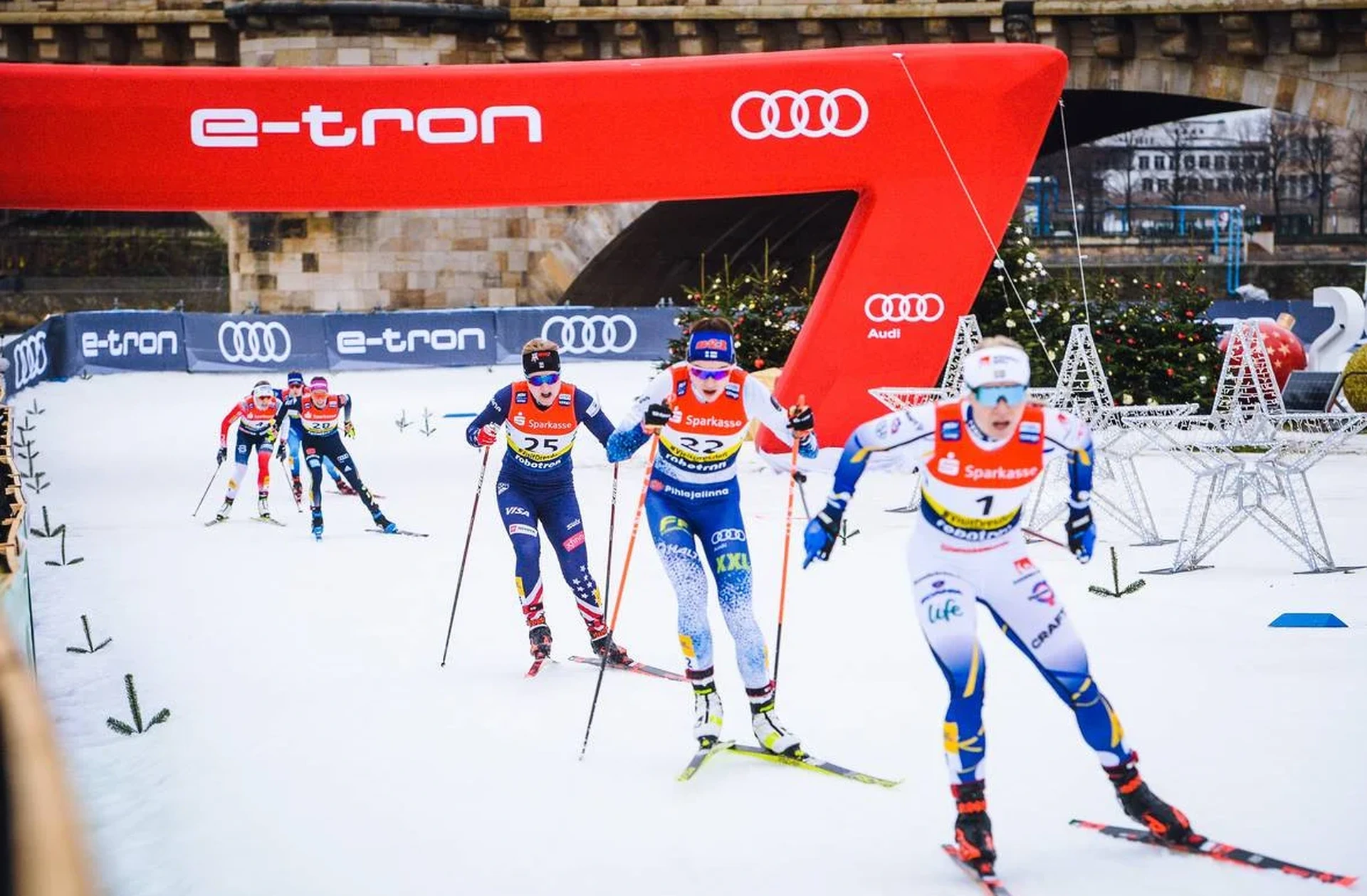 乐游棋牌冬季两项比赛越野滑雪段