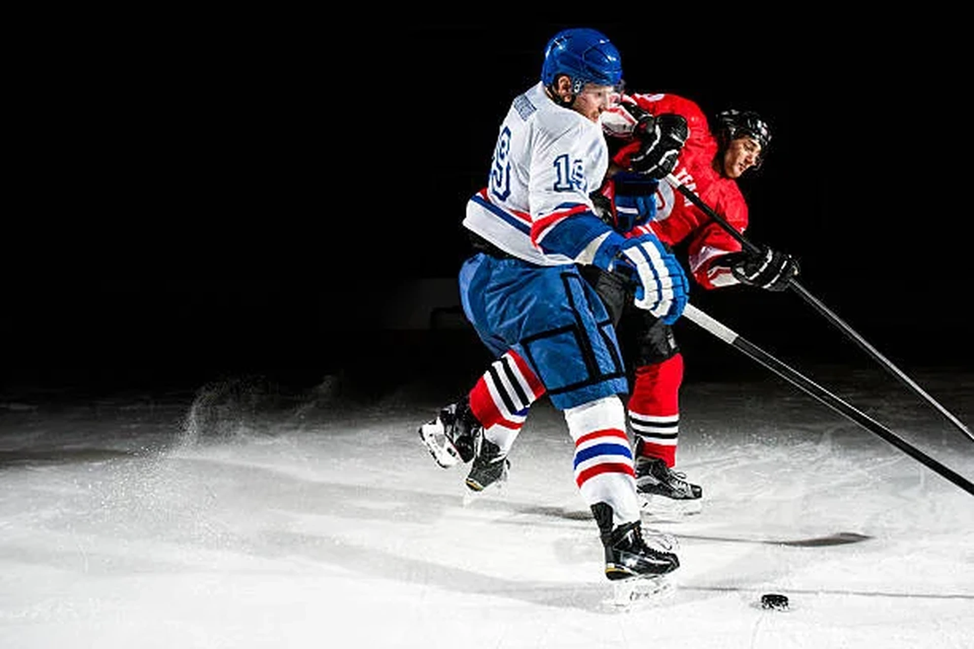 乐游棋牌冰球运动员带球突破防守